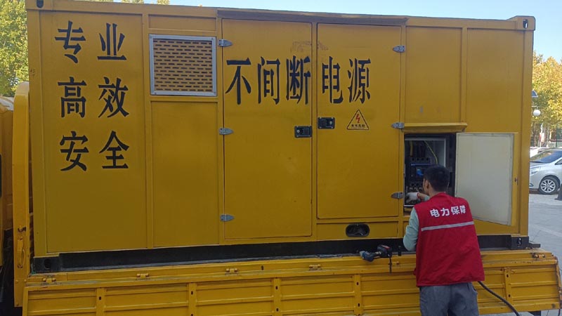 鹤城柴油发电机组和UPS电源配合使用时，如何避免切换过程中的电力中断？